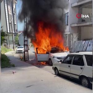 Park halindeki araç alev alev yandı