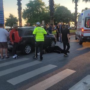 Otomobilin yaya geçidinde çarptığı kişi yaralandı; kaza kamerada