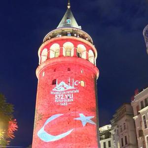 İstanbul - İstanbulun Fethinin 572’nci yıl dönümünde Galata Kulesi’ne Türk Bayrağı yansıtıldı