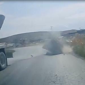 Otomobil sürücüsü, yola düşen mermer bloktan son anda kurtuldu; o anlar kamerada