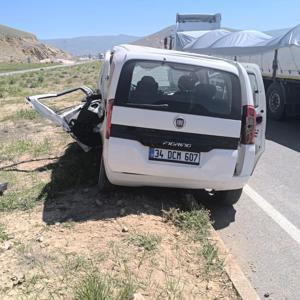 Vanda hafif ticari araçlar çarpıştı: 4 ölü, 2 yaralı