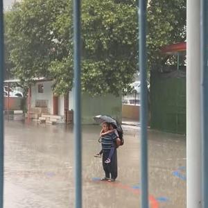 Sağanak altında torunu ile İstiklal Marşını dinlediler
