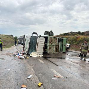 Belediyenin çöp kamyonu devrildi; 1 ölü, 1 yaralı