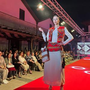Eski çırçır fabrikasında defile