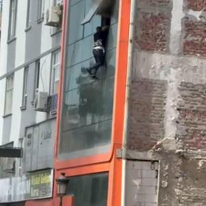 Adanada yastık imalathanesinde yangın; 3üncü katın penceresinden atlayan 2 işçi yaralandı