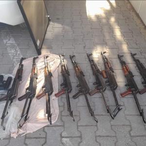 Kiralık araçta silahla yakalanan polisin de aralarında olduğu 3 şüpheli tutuklandı