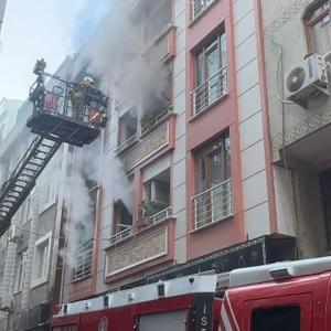 İstanbul - Zeytinburnu’nda 1inci kattaki yangında bir çocuk komşuların açtığı çarşafa atlayarak yaralandı