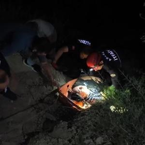Uçuruma yuvarlanan otomobildeki 3 kişi yaralandı