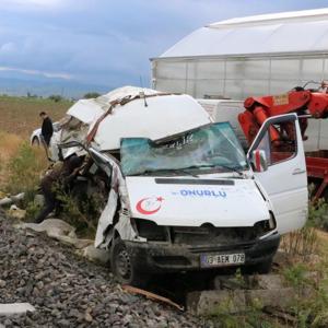 Tren minibüse çarptı: 1 yaralı