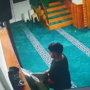 Caminin yardım kutusu ile müezzinin cüzdanını çaldı