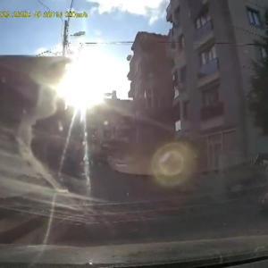 İstanbul - Pendikte trafikte tartıştığı sürücüye eşi ve kızının yanında bıçak çekti; o anlar kamerada