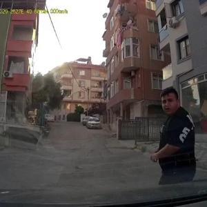 Trafikte korku dolu anlar Tartıştığı sürücüye kızının yanında bıçak çekti