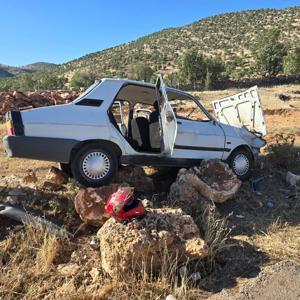 Devrilen motosiklete çarpmamak için manevra yapınca şarampole devrildi: 5 yaralı