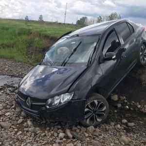 Karlıova’da otomobil tarlaya yuvarlandı: 3 yaralı