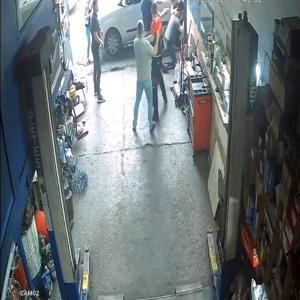 İstanbul - Küçükçekmece’de iş yerindeki kavga güvenlik kamerasında