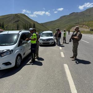 Hakkaride jandarma ekipleri trafik denetimi yaptı