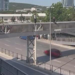 İstanbul - Kartal’da üst geçitten elektrik direğine atladı