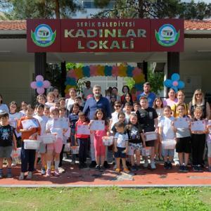 Kursiyerlerin mezuniyet sevinci