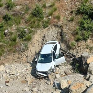 Adanada Otomobil Uçuruma Düştü: Sürücü ve Eşinin Durumu Kritik