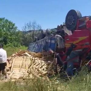 Freni boşalan kamyon devrildi; 1 yaralı