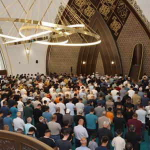 Adıyaman’da bayram mamazında yüzlerce kişi saf tuttu