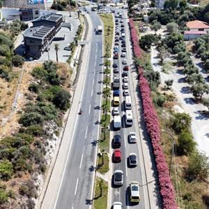 Bayramda Kuşadasına tatilci akını; araç kuyrukları dronla görüntülendi