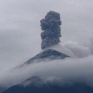 Guatemalada yanardağ patladı