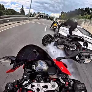 3 motosiklet ve otomobilin karıştığı kaza kask kamerasında