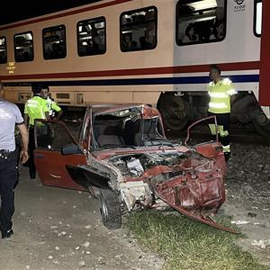 Yolcu treni, sürücüsünün raylara bırakıp kaçtığı otomobile çarptı
