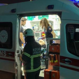 Hafif ticari araç yol ayrımındaki bariyere çarptı; 2 yaralı