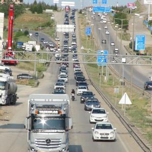 Kilit kavşak Kırıkkalede bayram dönüşü trafik yoğunluğu başladı