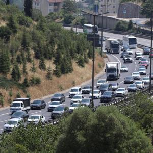 Bayram tatilinden dönenler, Anadolu Otoyolunun Kocaeli ve Sakarya kesiminde yoğunluk oluşturuyor
