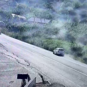 Fındık bahçesine devrilen otomobilin sürücüsü yaralandı; kaza kamerada