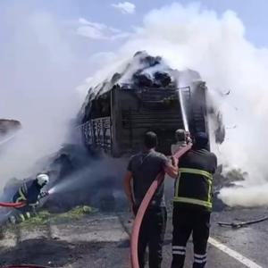 Mardinde saman yüklü TIR, alev alarak yandı