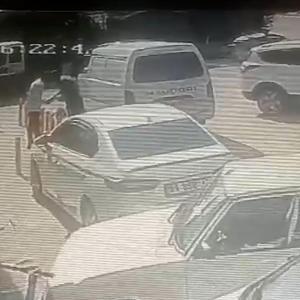 Tokalaştığı kişiyi tabancayla bacaklarından vurdu; o anlar kamerada