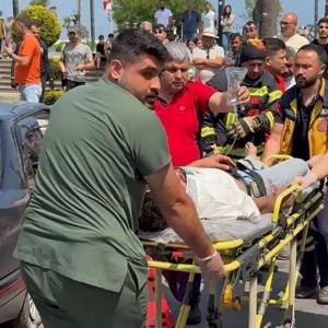 Lastiği patlayan otomobilin motosiklete çarpması kamerada; 3 yaralı