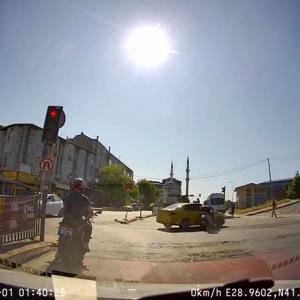 İstanbul - Şişli’de taksi ile çarpışan motosikletin sürücüsü yaralandı