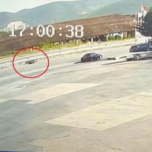 Motosikletiyle refüje çarpıp öldü; sürüklendiği anlar kamerada