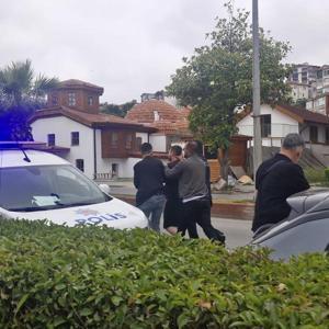 Tanımadığı kadına gül vermek istedi, reddedilince bıçak gösterdi
