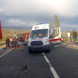 Karsta TIR ile otomobil çarpıştı; 1 ölü, 2 yaralı