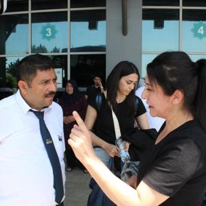Yolcu gibi otobüse binen komiser, telefonla konuşan şoföre ceza kesti