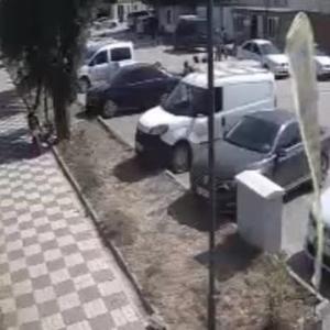 Sokak köpeklerinin çocuklara saldırdığı anlar kamerada