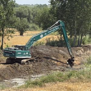 Çanda Etili Deresindeki dip temizliği yapılıyor