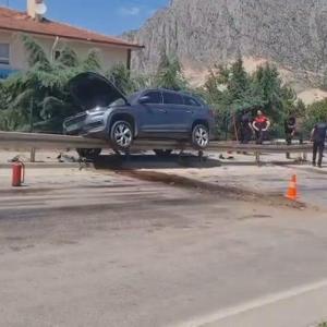 Otomobil Bariyerlere Çarptı: 1 Yaralı
