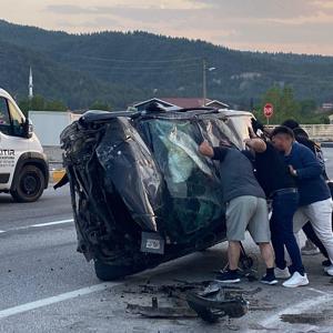 Takla atan otomobilde 3 kişi yaralandı