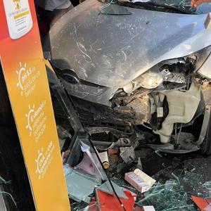 Otomobilin mağazaya çarptığı kaza kamerada