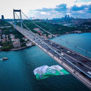 Serik Spor bayrağı FSM Köprüsüne asıldı