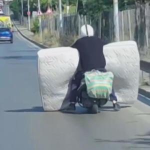 İstanbul - Sultanbeyli’de motosikletle yatak taşıdı