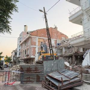 İstanbul - Avcılarda kısmen çöken binanın yıkımına devam edilirken elektrik ve internet kabloları koptu