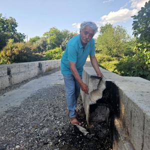 Tarihi köprünün taşları, mangal ateşiyle zarar gördü